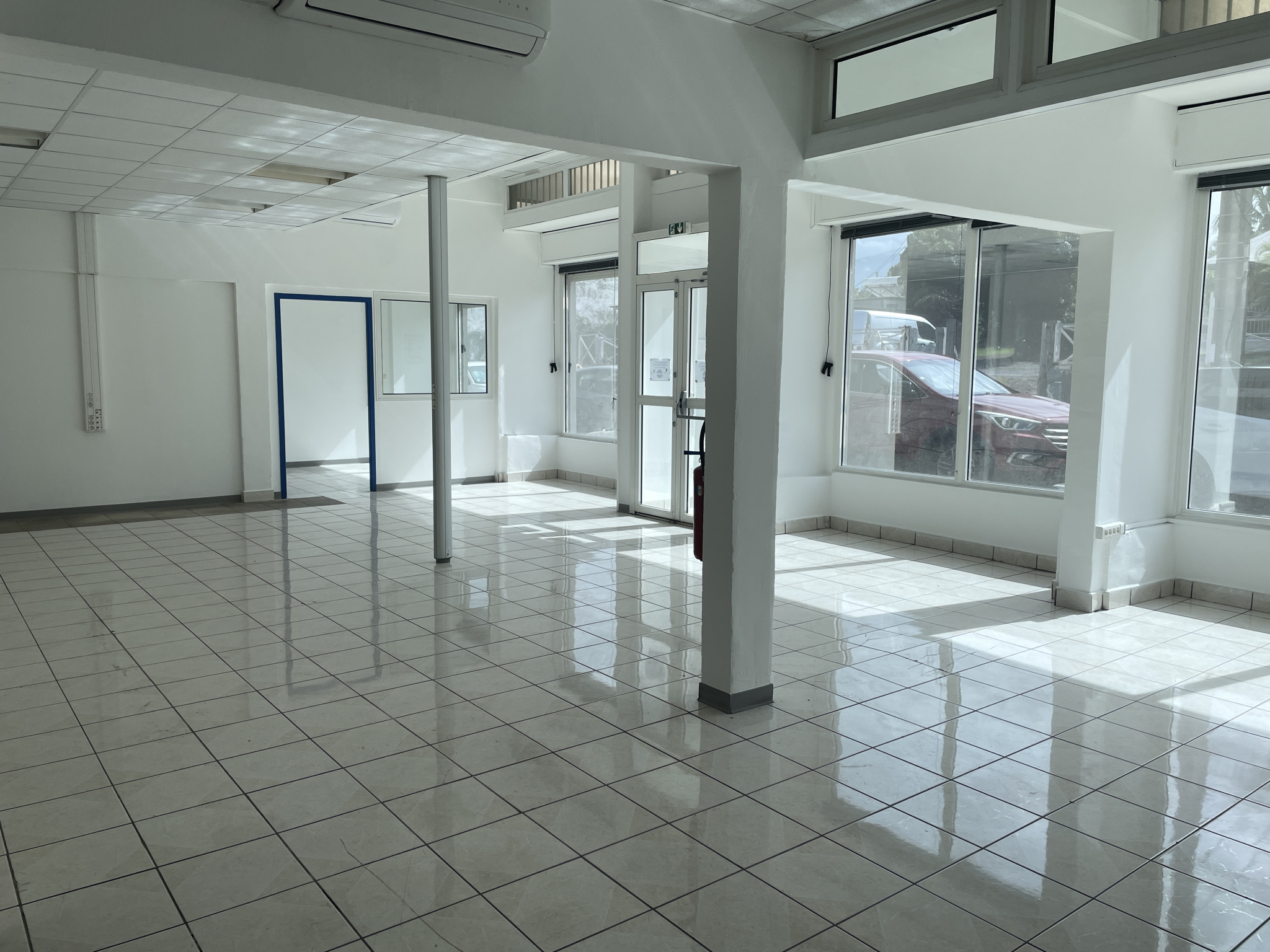 LOCAL à usage commercial, professionnel ou de bureaux de 252m2 - Hyper centre de Saint-Pierre