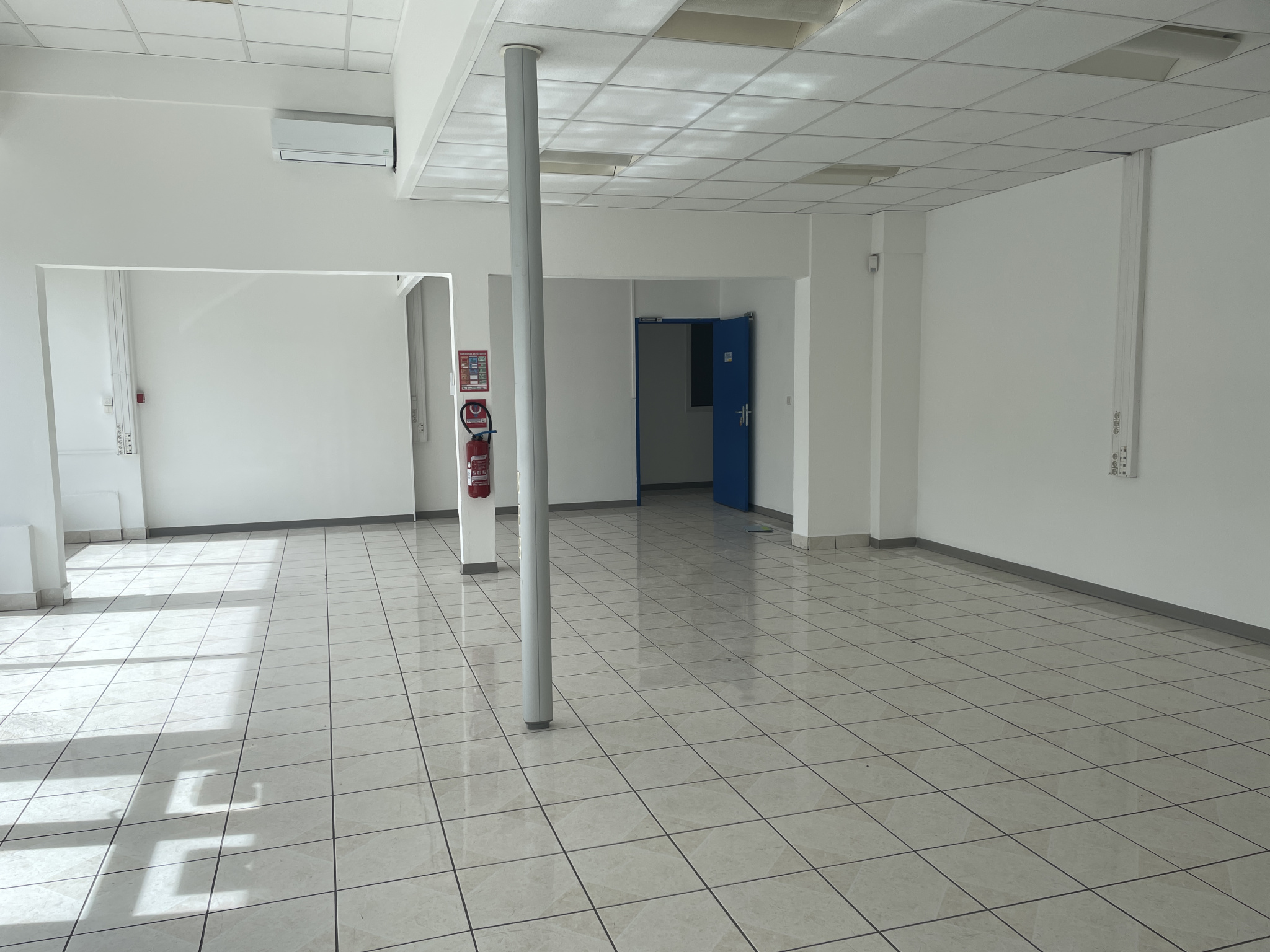 LOCAL à usage commercial, professionnel ou de bureaux de 178m2 - Hyper centre de Saint-Pierre