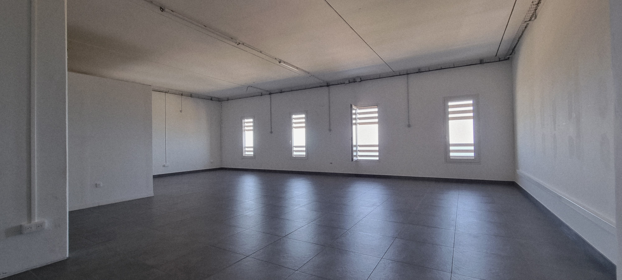 BUREAU / LOCAL COMMERCIAL OU PROFESSIONNEL 106m2